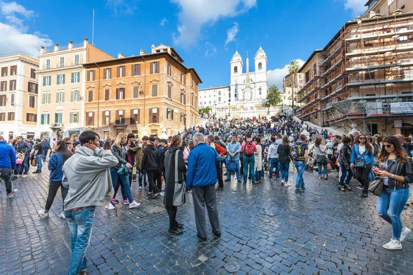 Veel toeristen op de Piazza di Spagna in Rome stad — Stockfoto