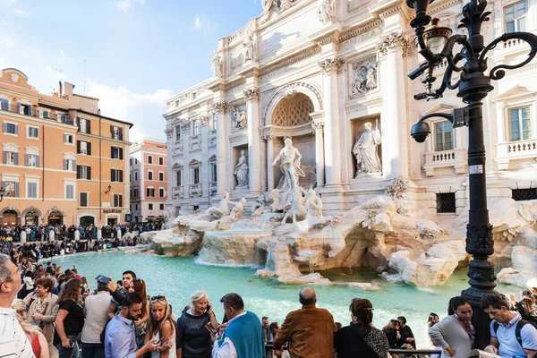 Många människor och Fontana di Trevi i Rom city — Stockfoto