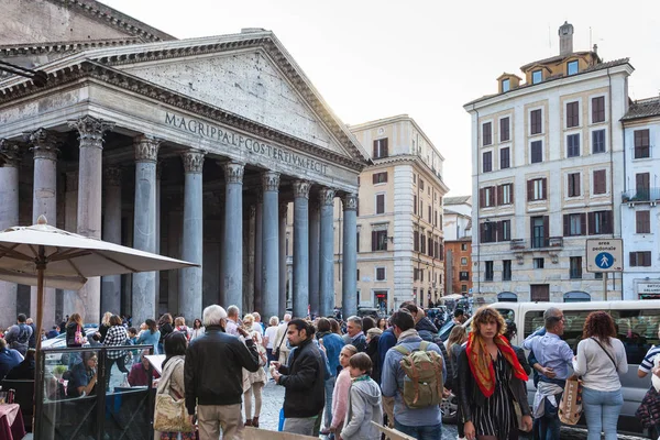 Molte persone vicino all'edificio del Pantheon a Roma — Foto Stock