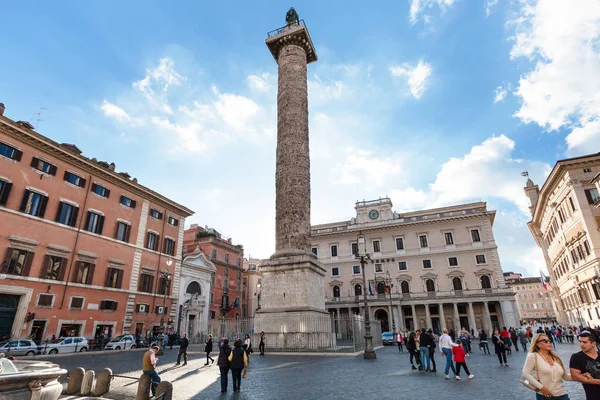 Persone e Colonna in Piazza Colonna a Roma — Foto Stock