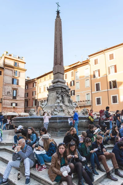 Туристы возле фонтана на площади Пьяцца делла Ротонда — стоковое фото