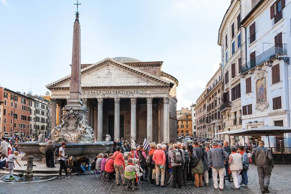 ローマのパンテオンの建物の前に観光客 — ストック写真