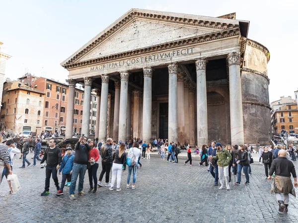 Tourists near Pantheon on Piazza della Rotonda — Stock Photo, Image