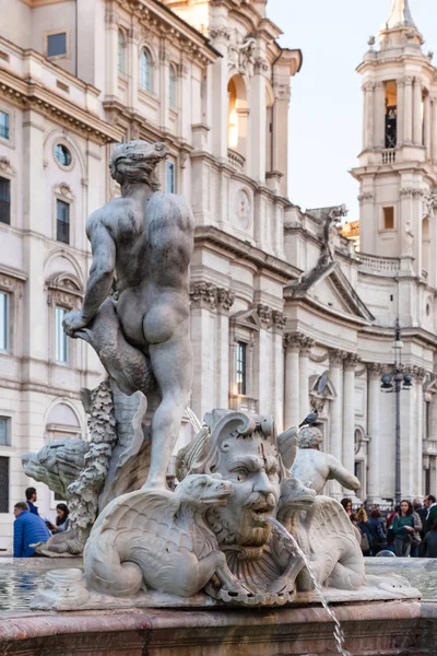 ローマのナヴォーナ広場の Fontana del Moro の装飾 — ストック写真