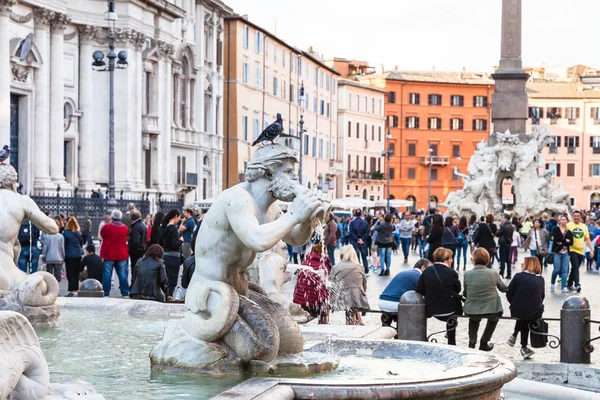 Статуи Фонтана дель Моро на площади Пьяцца Навона в Риме — стоковое фото
