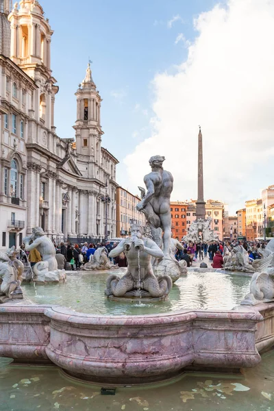 Вид на Фонтан дель Моро на площади Пьяцца Навона в Риме — стоковое фото