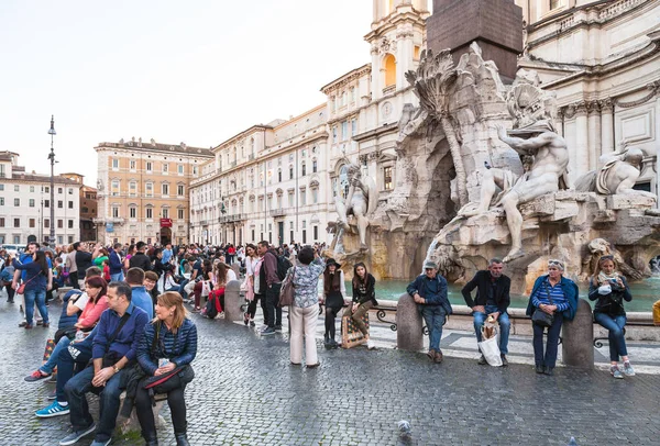Lidé v blízkosti Fontana dei Quattro Fiumi v Římě — Stock fotografie