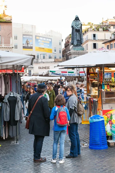 Many tourists on daily market on Campo de Fiori — Stock Photo, Image