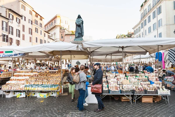 Streekgerechten op de markt op Campo de Fiori in Rome — Stockfoto