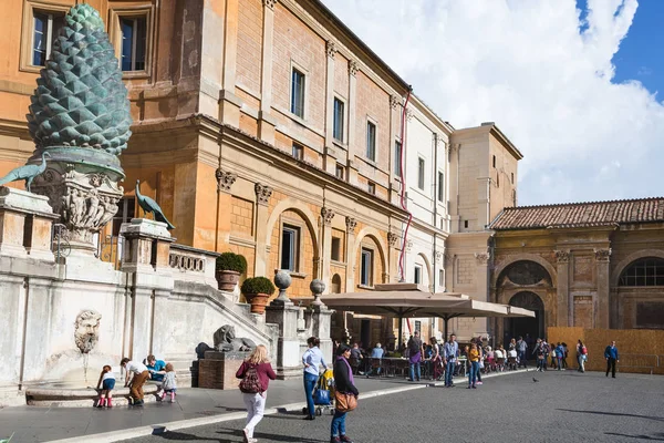 Turistas em Cortile della Pigna de museus do Vaticano — Fotografia de Stock