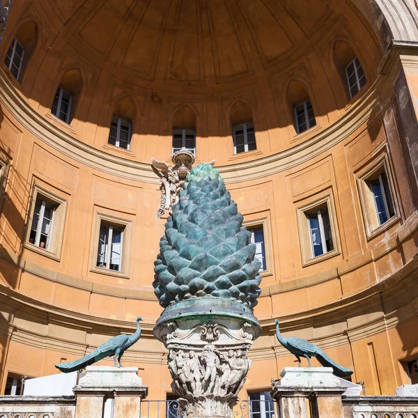 Сосновый конус Фонтаны делла Пинья в Ватикане — стоковое фото