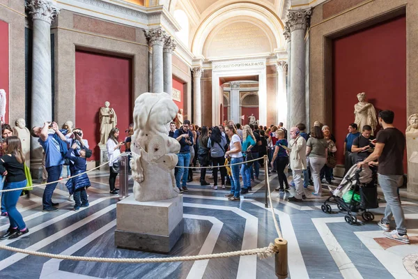 Turistas cerca de la antigua estatua del Torso de Belvedere —  Fotos de Stock