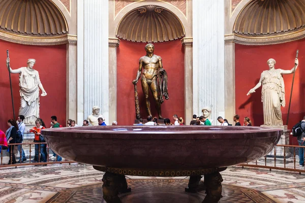 Escultura de Hércules y cuenca de pórfido en el Vaticano — Foto de Stock