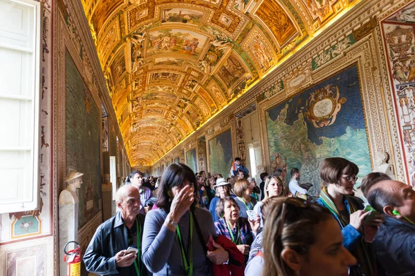 Beaucoup de touristes dans la Galerie des Cartes au Vatican — Photo