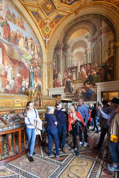 Visitatori nella sala dell'Immacolata Concezione — Foto Stock