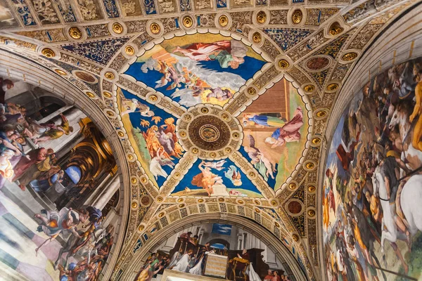 Потолок комнаты Гелиодора в музеях Ватикана — стоковое фото