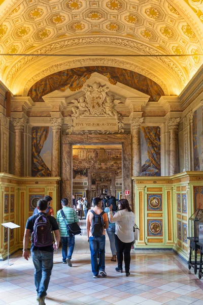 Visitatori nei musei Vaticani — Foto Stock