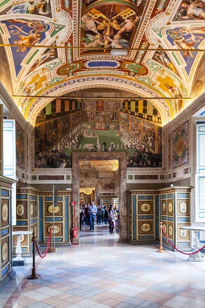 Turister i haller i Vatikanets museer - Stock-foto