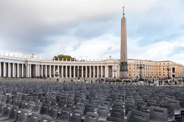 Saint Peter's Square with chairs and obelisk — Stock Photo, Image