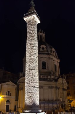 Işıklı Trajan sütunu gece Roma forumları