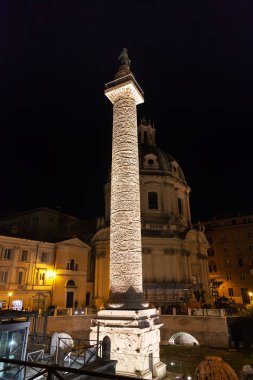 Gece Roma forumlarda Trajan sütunu