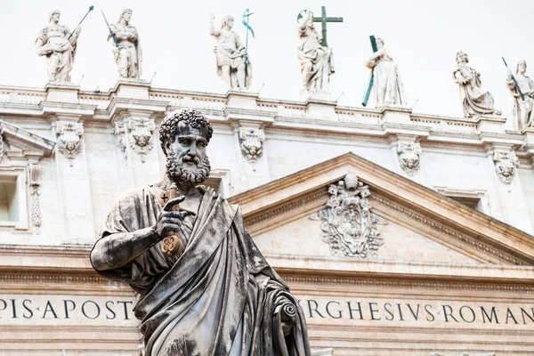 Sculpture Saint Peter and St Peter Basilica — Stock Photo, Image