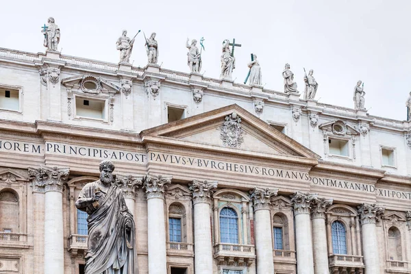 Статуя Святого Петра навпроти базиліки Святого Петра — стокове фото