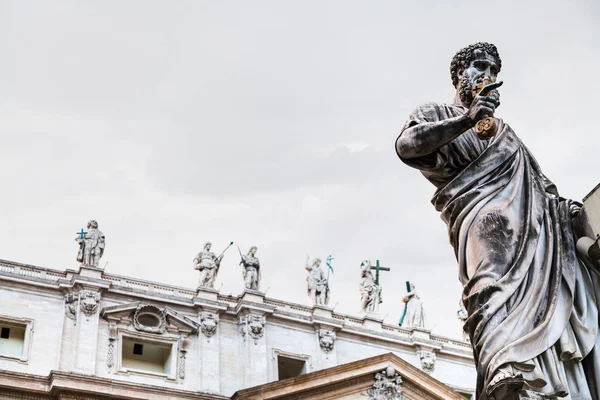 Statyn Sankt Petrus som närbild på piazza San Pietro — Stockfoto