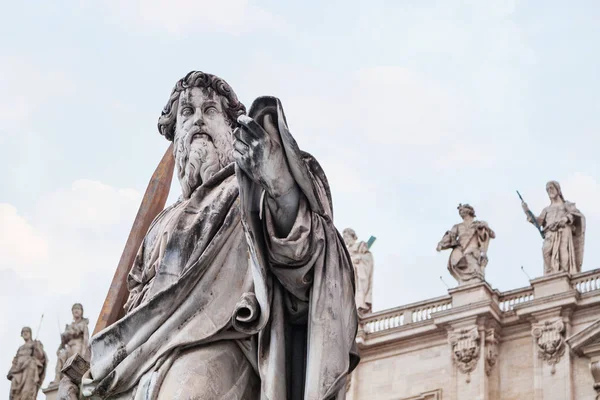 Standbeeld Paulus de apostel close-up in Vaticaan — Stockfoto