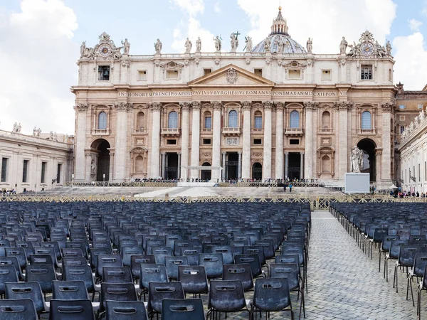 Židle na piazza San Pietro v Vatican city — Stock fotografie