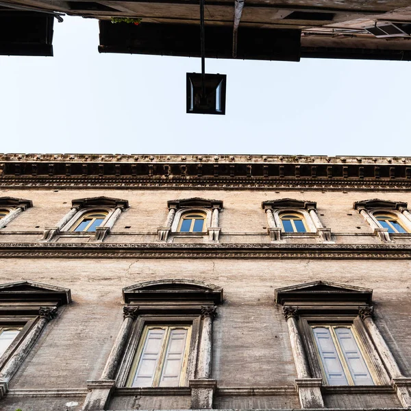 Acades de palacios en la calle estrecha de Roma —  Fotos de Stock