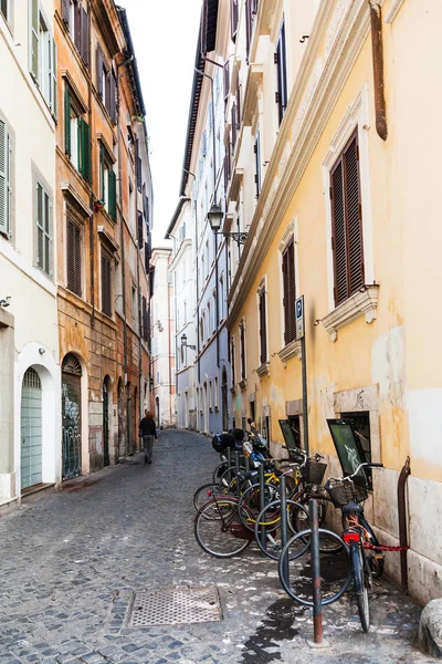 Narrow street with bicycles in Rome city — Stock Photo, Image