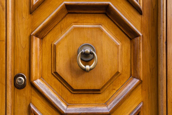 Mässing door knocker på brunt trä dörr i Rom — Stockfoto