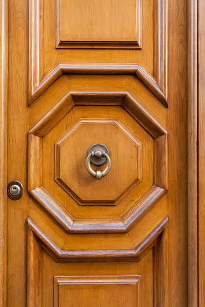 Vieja puerta de madera con puerta de latón golpeador en Roma — Foto de Stock