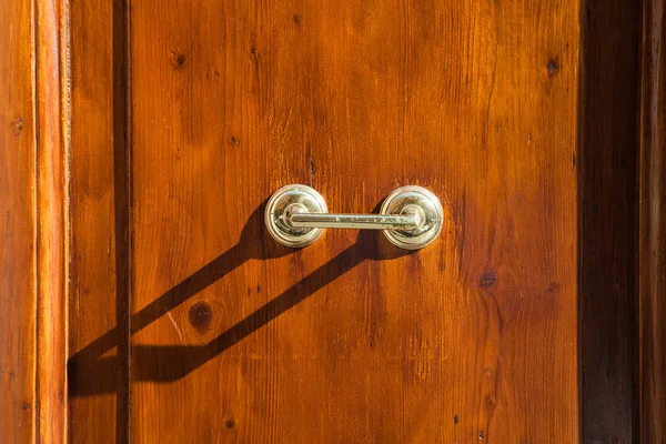 Manija de puerta de latón al aire libre viejo en puerta de madera marrón — Foto de Stock