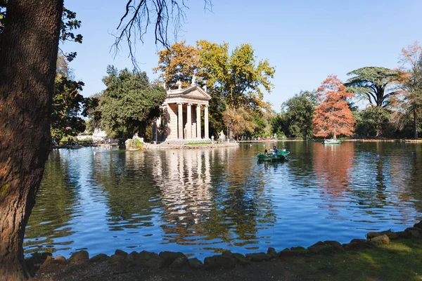 Turistické lodě na rybníku v zahrad Villa Borghese — Stock fotografie