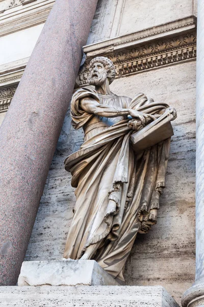 Estátua de Porta del Popolo na cidade de Roma — Fotografia de Stock