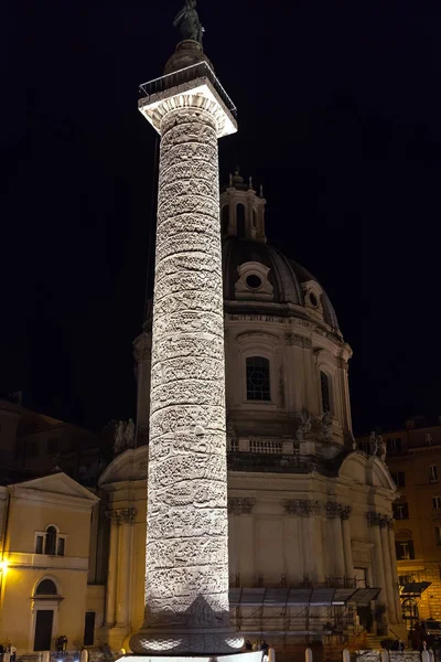 Beleuchtete Trajansäule in römischen Foren in der Nacht — Stockfoto