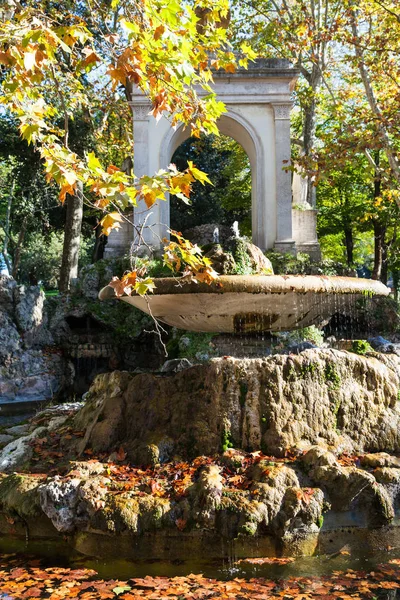 Fuente en la ciudad de Roma en otoño — Foto de Stock