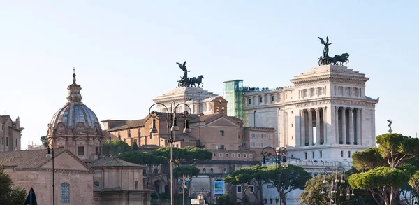 Altare della Pátria e outros edifícios em Roma — Fotografia de Stock