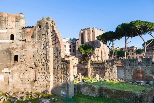 Forum van Nerva en Torre dei Conti in Rome stad — Stockfoto