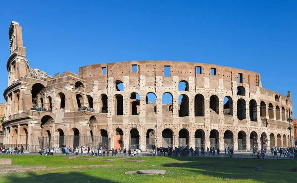 Starověký římský amfiteátr Koloseum v Římě — Stock fotografie