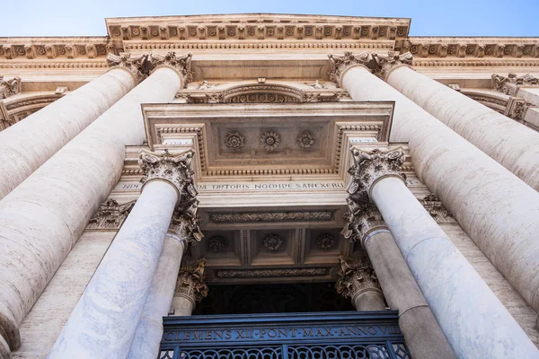 Colunas da Basílica de Latrão na cidade de Roma — Fotografia de Stock