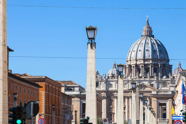 Pohled na St. Peter baziliky od via Conciliazione — Stock fotografie