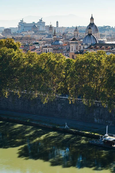 カピトリーノの丘の側面の川とローマの街 — ストック写真