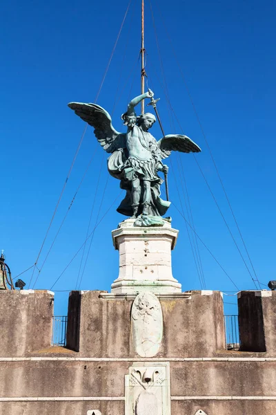 Standbeeld van Michael the Archangel op de top van kasteel — Stockfoto