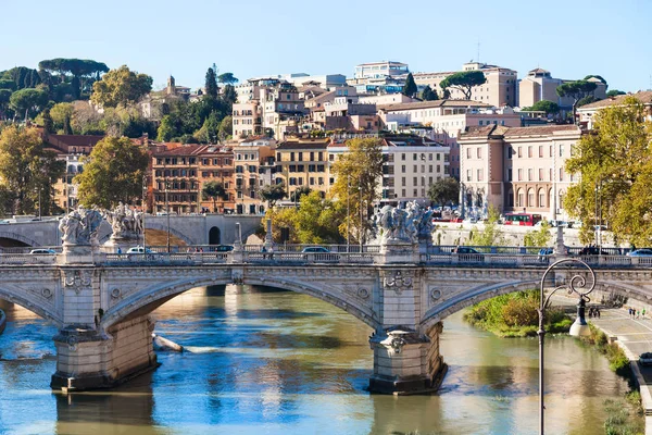 Στον ορίζοντα της πόλης Ρώμη του ποταμού Τίβερη και γέφυρα — Φωτογραφία Αρχείου