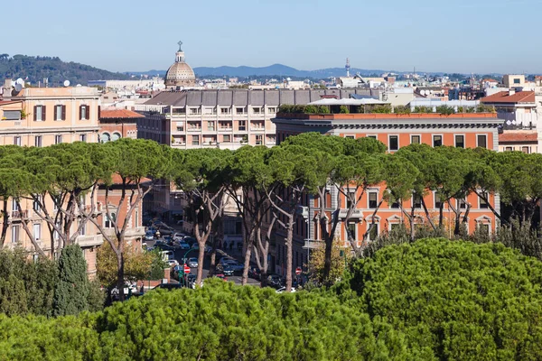 Nad zobrazením staré vilové čtvrti v Římě — Stock fotografie