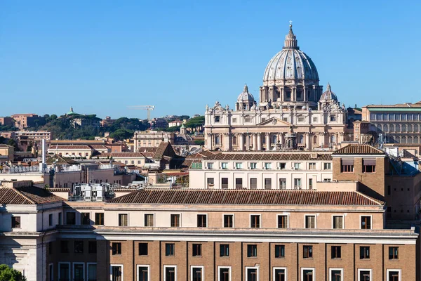 Vista della Basilica di San Pietro in Vaticano e case — Foto Stock