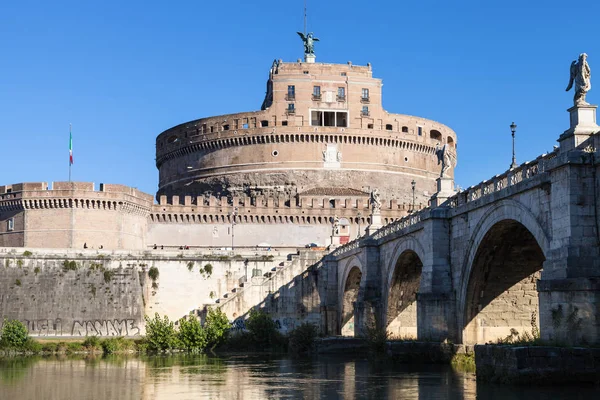 Замок Святого Ангела и мост Святого Ангела в Риме — стоковое фото